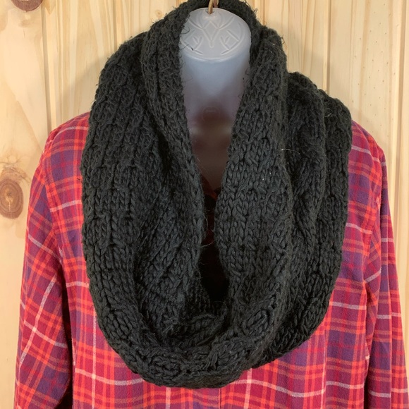 Isaac Mizrahi Accessories - 🧣 Isaac Mizrahi Scarf